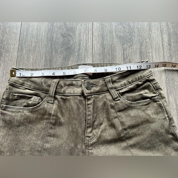 Wash lab cotton poly stretch skinny jeans in a rustic olive color. Size 25 - Picture 7 of 11